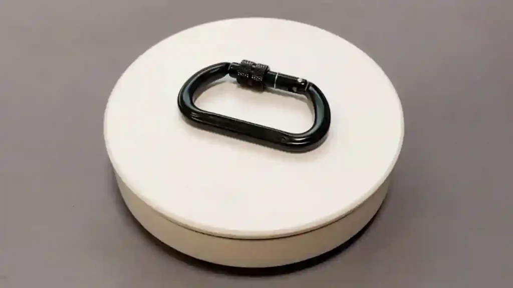 D708S2 black oval locking carabiner, professional-grade aluminum hardware for gear organization and tactical use.