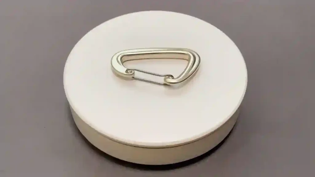 D601T silver aluminum wire-gate carabiner, ultra-lightweight climbing and utility hardware for outdoor gear organization.