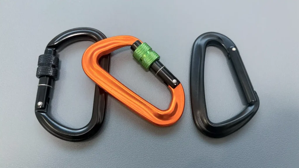 D70 Series Aluminum Carabiner comparison showing locking vs non-locking models, featuring D708S2, D702S2, and D701S1 gear for tactical and outdoor use.